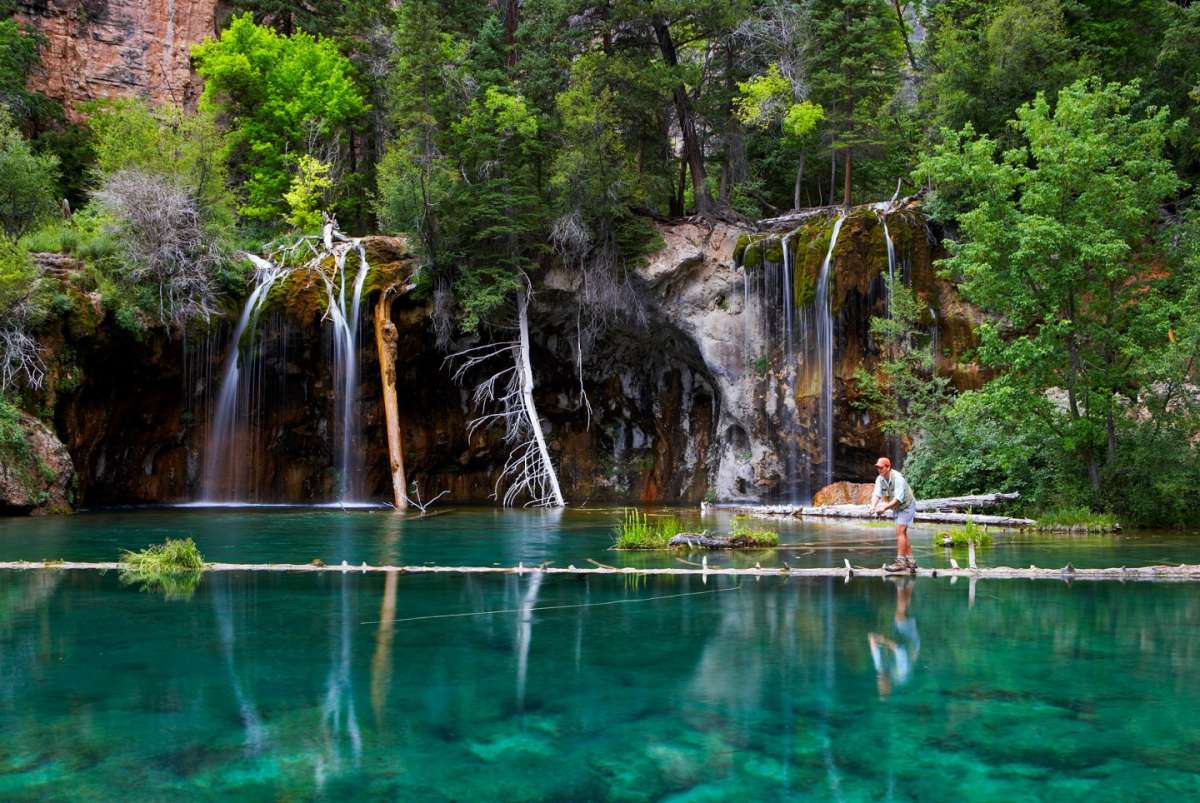 3-un-lago-turchese-nel-cuore-della-foresta